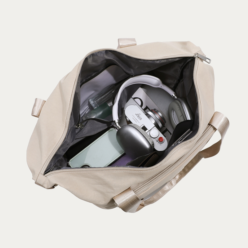 The sports travel bag has a spacious main compartment and multi-functional separate pockets, including a dry-wet separation layer.